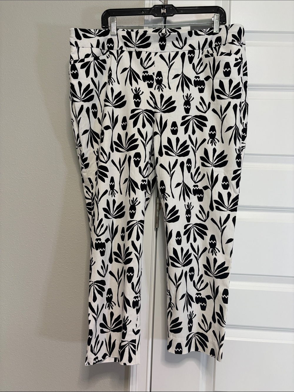 Chico's Black & White Floral Cropped Pants